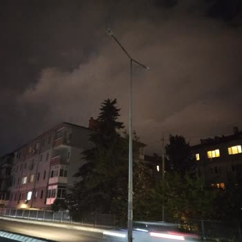 Sarıyer Caddesi'nde Uzun Süredir Devam Eden Aydınlatma Sorunu Güvenliği Tehdit Ediyor
