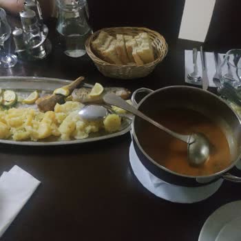 Jolly Tur'un Taahhüt Edilen 4 Yıldızlı Otel Ve Yemek Hizmeti Gerçekleşmedi