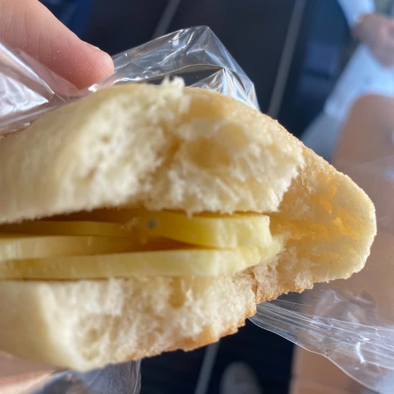 Trende Küflü Ekmek İkramı Ve Hijyen Endişesi