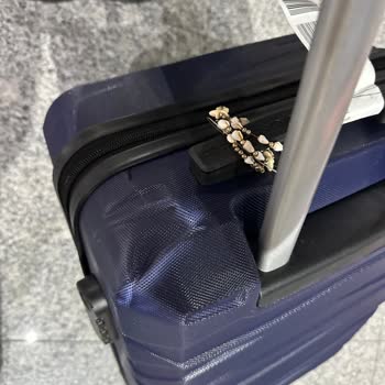 Ajet Uçuşunda Valizim Hasar Gördü Yetkililer İlgilenmedi