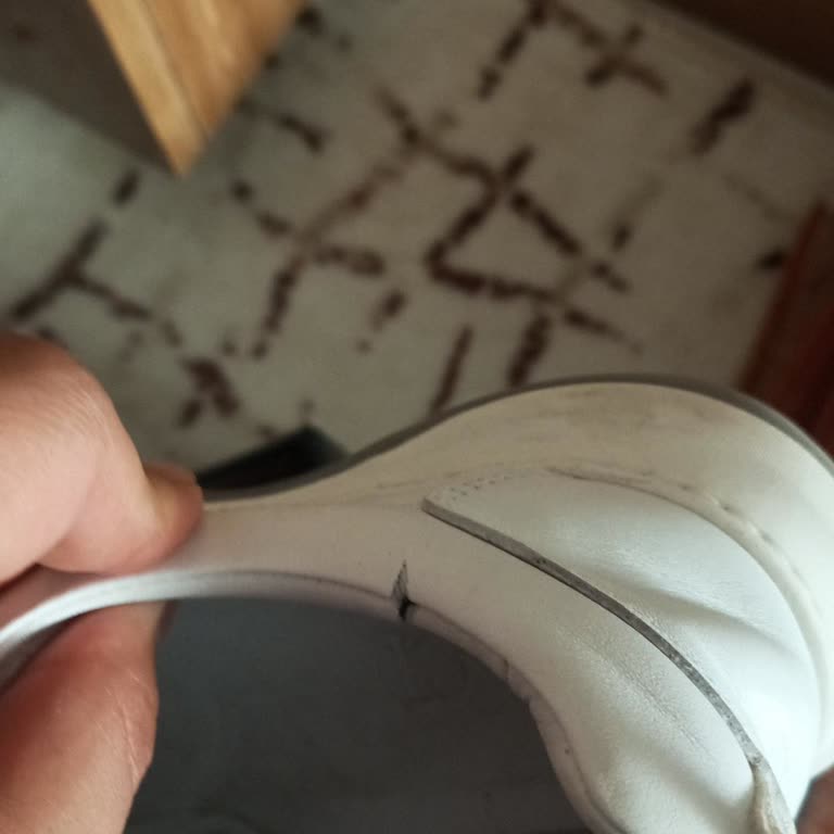 FLO'dan Alınan Yeni Ayakkabının Bir Kez Giyilince Yırtılması Şaşkınlığı