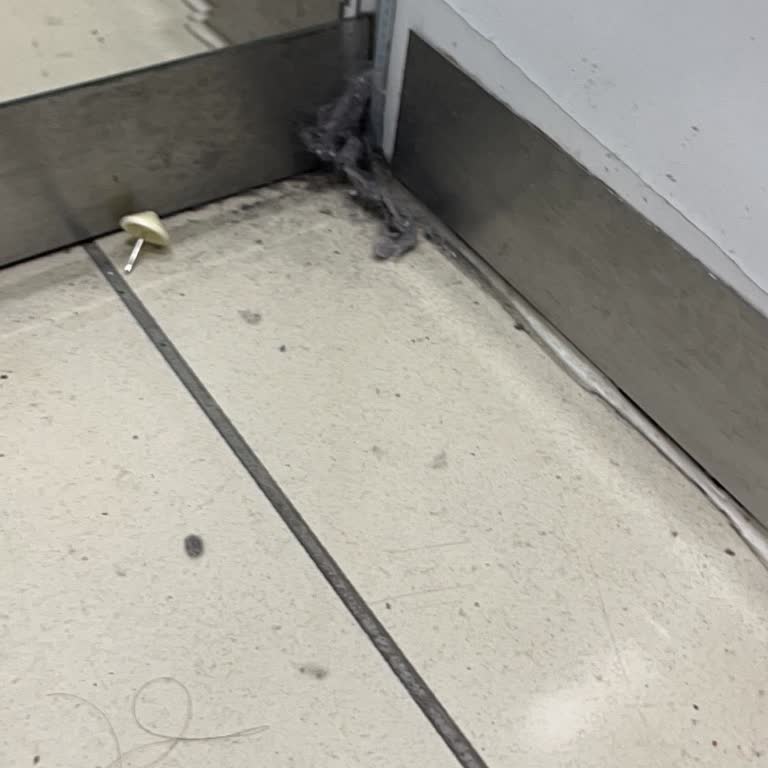 Minicity Mağazasında Temizlik İlgisizlik Ve Kötü Koku Sorunları Bitmiyor