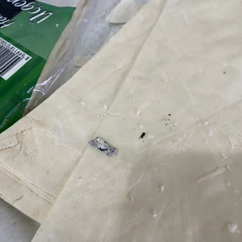 Üçgen Yufka Paketinden Plastik Parça Çıktı!