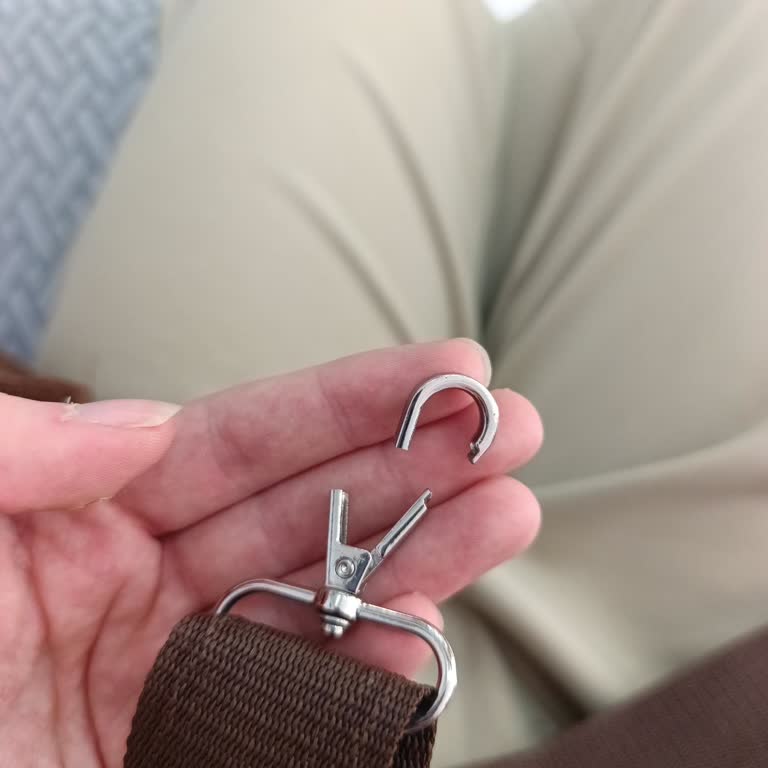 Mavi Omuz Çantasının Kancası Kısa Sürede Koptu