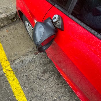 Yemeksepeti Kuryesi Park Halindeki Aracıma Çarpıp Aynasını Kırdı Ulaşamıyorum