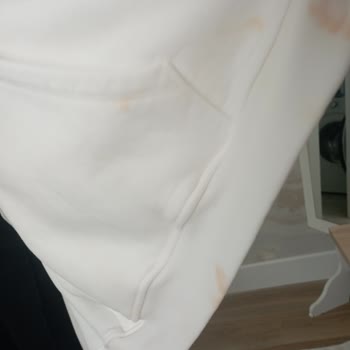 Satın Alınan Sweatshirtte Renk Verme Ve Tüylenme Sorunu, Çözüm Sağlanmadı