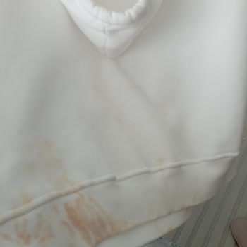 Satın Alınan Sweatshirtte Renk Verme Ve Tüylenme Sorunu, Çözüm Sağlanmadı