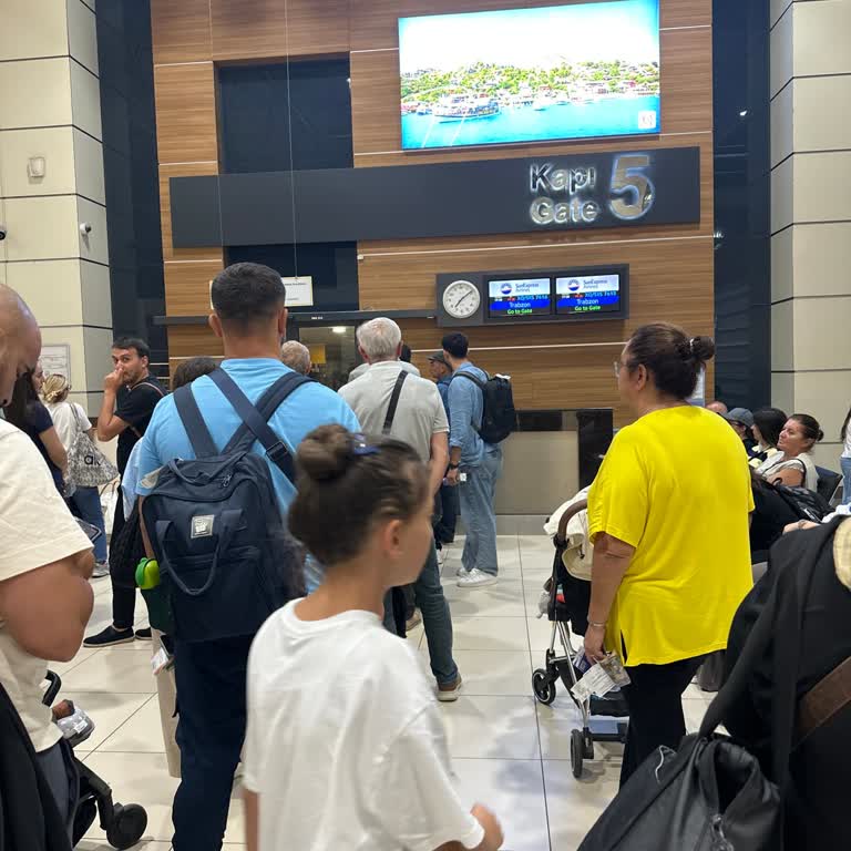 Enttäuschung über SunExpress wegen Flugverspätung und fehlender Betreuung