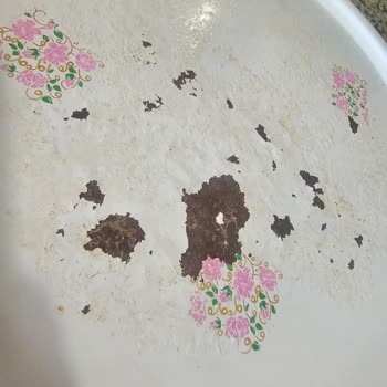 Bitkisel Temizleyici Tencere Ve Tepsimi Çizdi, Kaplamalar Soyuldu