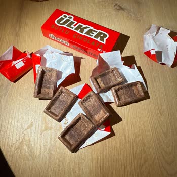 BİM'den Alınan Ülker Napoliten Çikolataların Bozuk Çıkması Hayal Kırıklığı Yarattı