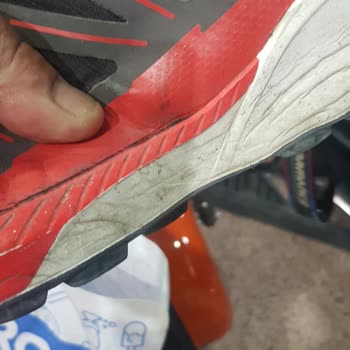 Kısa Sürede Deforme Olan Garantili Ayakkabıya Kullanıcı Hatası Yanıtı Ve İlgisiz Mağaza