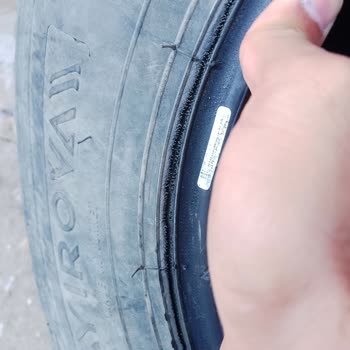 Çayırova Otomotiv Lastik Yüzeyinde Yarıklar Oluşmaya Başladı ve Bir Süre Sonra Lastik Patladı