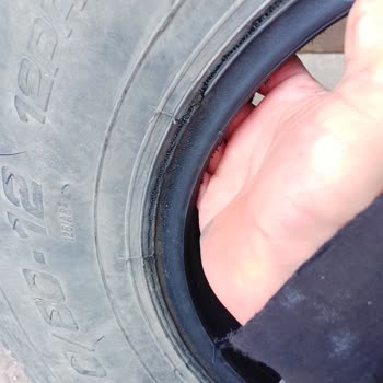 Çayırova Otomotiv Lastik Yüzeyinde Yarıklar Oluşmaya Başladı ve Bir Süre Sonra Lastik Patladı