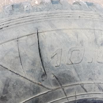 Çayırova Otomotiv Lastik Yüzeyinde Yarıklar Oluşmaya Başladı ve Bir Süre Sonra Lastik Patladı