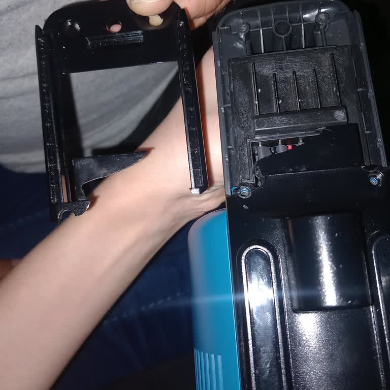 Philips 6000 Dikey Süpürgede Batarya Yuvası Kırılması Ve Garanti Talebi