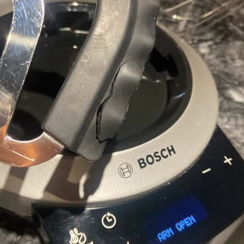 Garanti Kapsamındaki Yoğurma Aparatı Kırıldı, Yüksek Ücret Talep Ediliyor