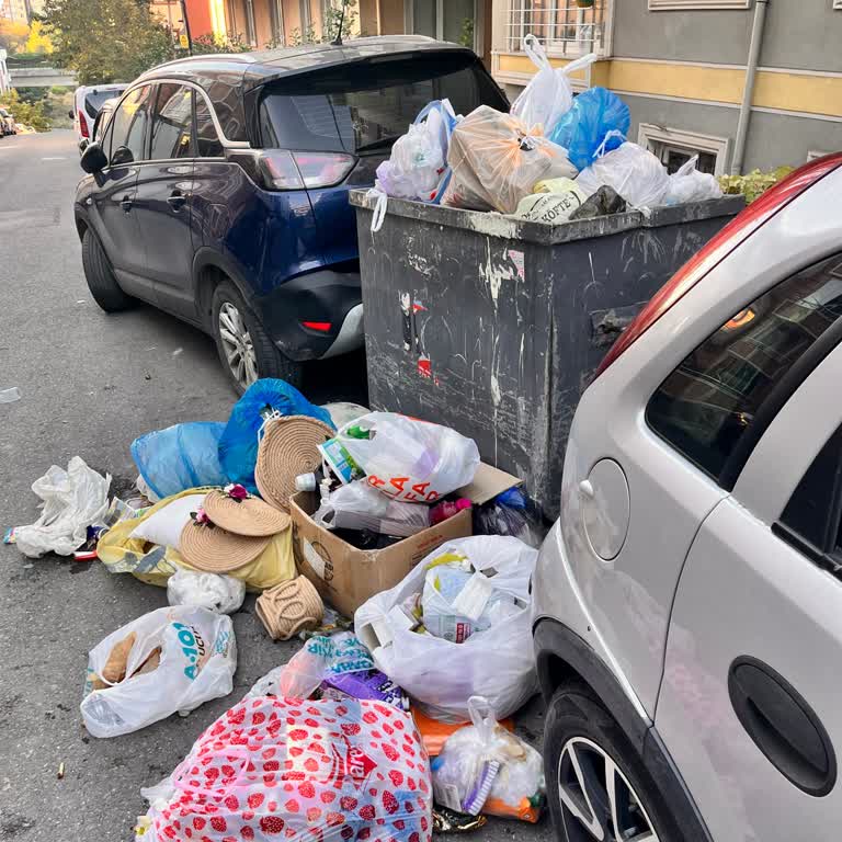 Çöpler Birikiyor Sokak Kötü Kokuyor Temizlik Yapılmıyor