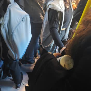 Metrobüs Yoğunluğu Ve Yetersiz Seferler İşe Geç Kalmama Sebep Oluyor