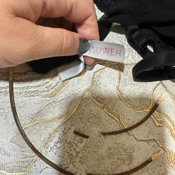 Suwen Siyah Sütyende Paslanan Tel Ve Sağlık Riski