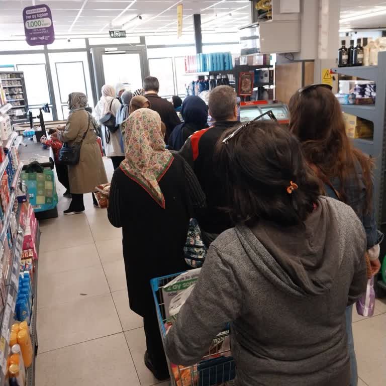 Kuzeykent Ankara Yoğun Saatlerde Tek Kasa Nedeniyle Uzayan Kuyruklar Ve Müşteri Mağduriyeti