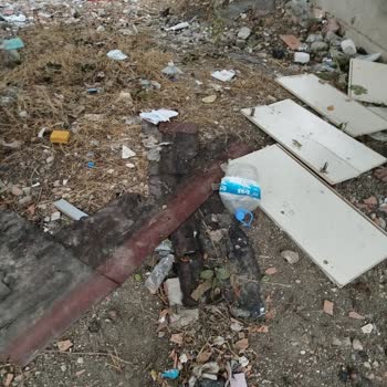 Boş Arsada Biriken Çöpler Çocuklar Ve Hayvanlar İçin Tehlike Oluşturuyor