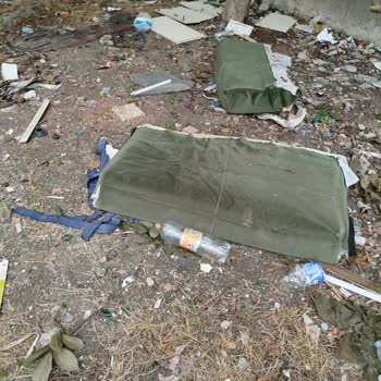 Boş Arsada Biriken Çöpler Çocuklar Ve Hayvanlar İçin Tehlike Oluşturuyor