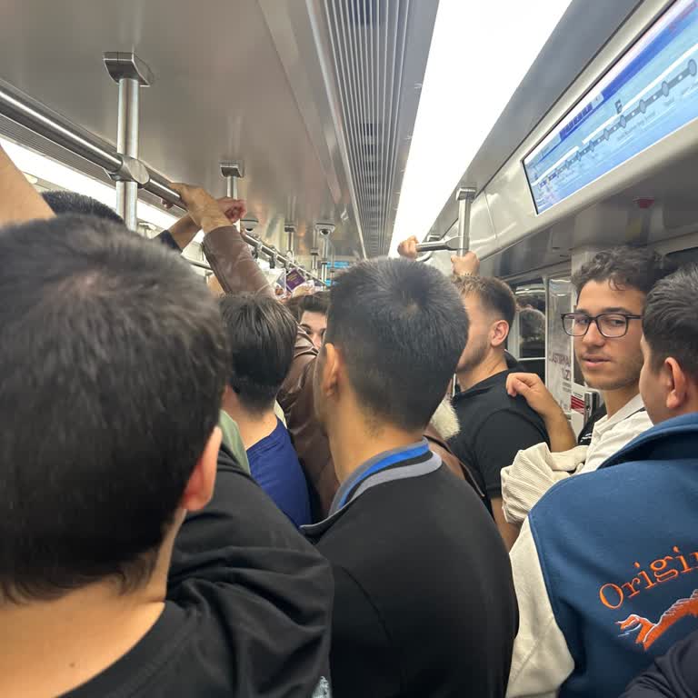 M11 Metroda Kalabalık Ve Havasızlık Yolculuğu Çileye Dönüştürüyor