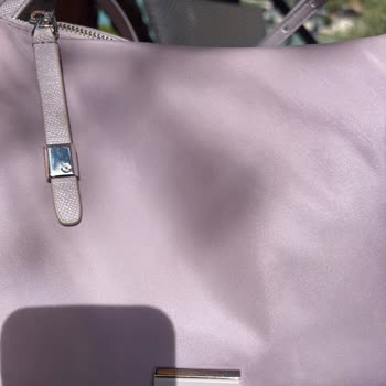 Abblätterung des Materials an Samsonite-Umhängetasche nach kurzer Nutzung