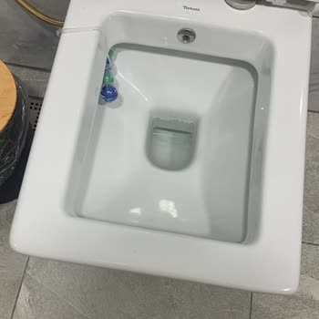 3 Aylık Klozet Kapağında Sararma Ve Parçalanma Sorunu: Garanti Dışı Bırakıldı