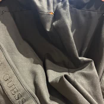 Guess Mağazasında Dikişleri Açılan Eşofman Ve Olumsuz Mağaza Yaklaşımı