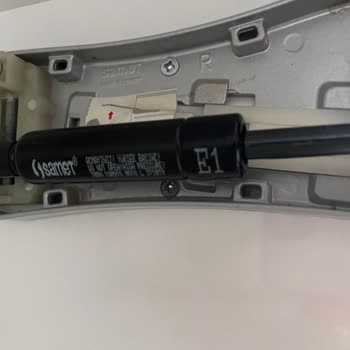 Dolap Kapakları Sürekli Düşüyor, Pistonlar İşlevsiz Kaldı