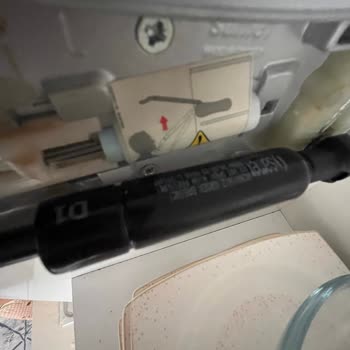 Dolap Kapakları Sürekli Düşüyor, Pistonlar İşlevsiz Kaldı