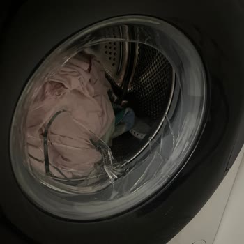 Vestel Garanti Kapsamındaki Çamaşır Makinesinin Camı Kapalıyken Aniden Patladı