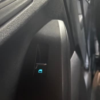 Ford Focus Cam Düğmeleri Kısa Sürede Kırıldı, Çözüm Bekliyorum