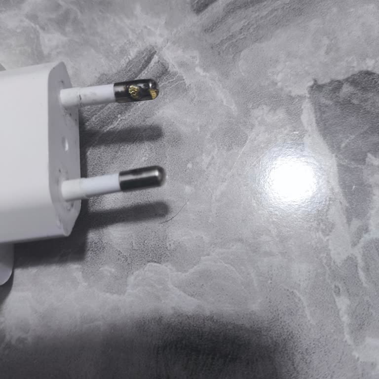 Patlayan Şarj Adaptörü Mağazada Değişmedi Mağduriyetim Giderilmiyor