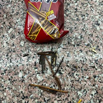 Yanmış Ve Kimyasal Kokulu Kraker Sağlığımı Tehdit Etti