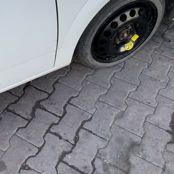 Yoldaki Çukur Nedeniyle Aracımın Lastiği Yarıldı Maddi Zarar Ve Güvenlik Riski Oluştu