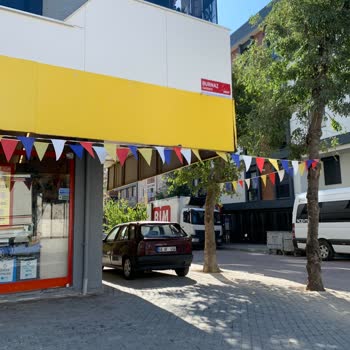 Yoldaki Çukur Nedeniyle Aracımın Lastiği Yarıldı Maddi Zarar Ve Güvenlik Riski Oluştu