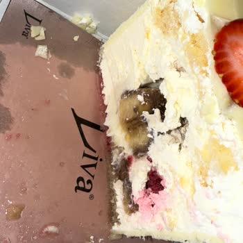 Çürük Meyveli Pasta Ve İlgisiz Müşteri Hizmetleri Deneyimi