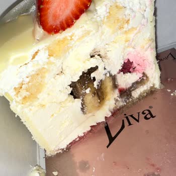 Çürük Meyveli Pasta Ve İlgisiz Müşteri Hizmetleri Deneyimi