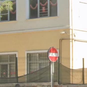 Okul Önündeki Tek Yön İhlali Çocukların Güvenliğini Tehdit Ediyor