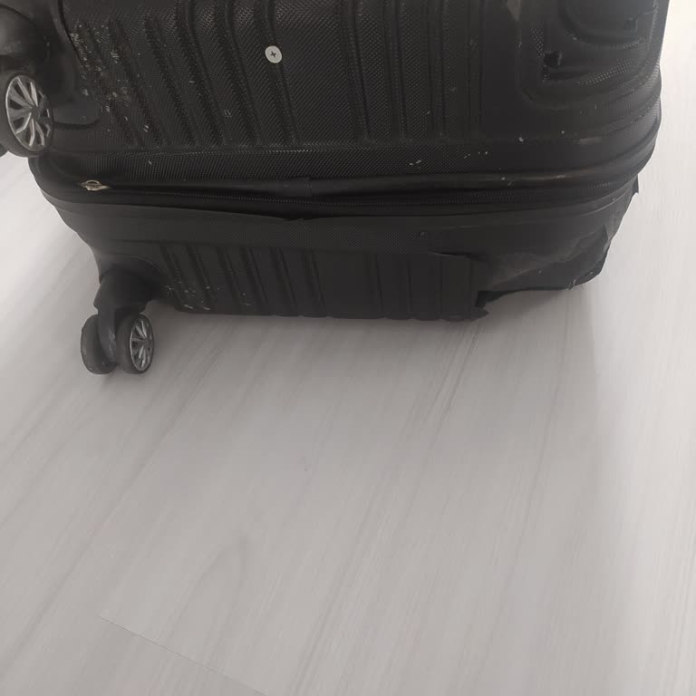 Kırık Valiz Ve Uzun Süreli Bekleyiş Sonrası Cevapsızlık