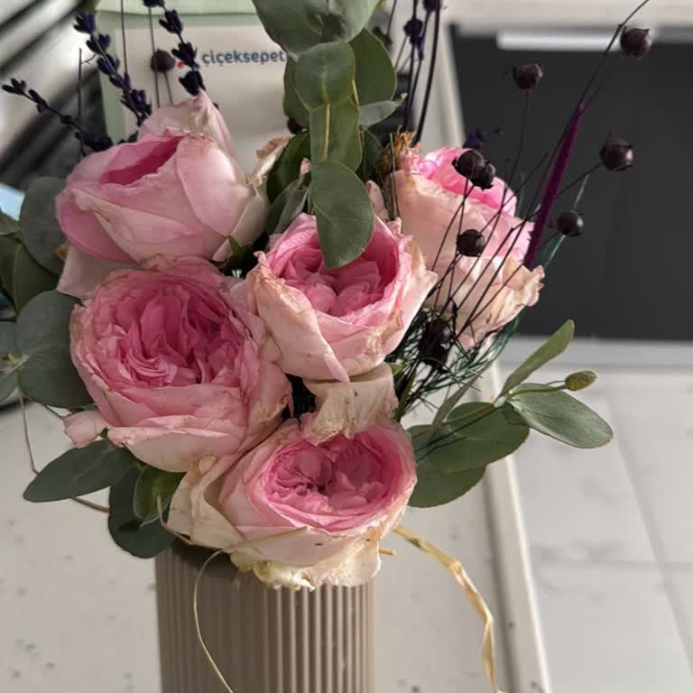 Çiçek Sepeti'nden Solgun ve Geç Teslim Edilen Çiçeklerle Yaşanan Hayal Kırıklığı