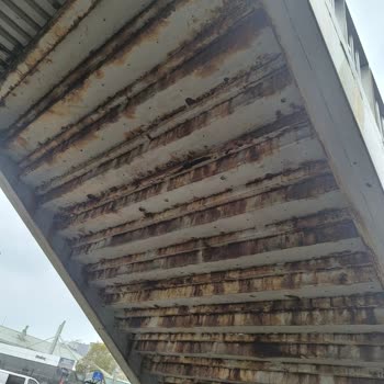 Beylikdüzü Metrobüs Köprüsünde Paslı Su Sızıntısı Ve Güvenlik Endişesi