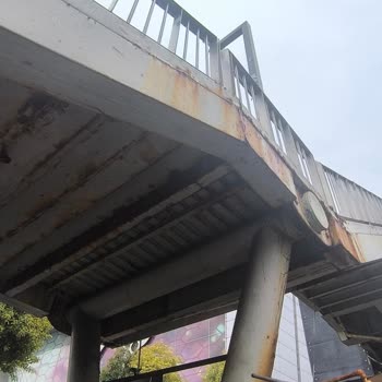 Beylikdüzü Metrobüs Köprüsünde Paslı Su Sızıntısı Ve Güvenlik Endişesi