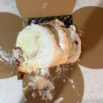 Yaş Pasta Siparişim Parçalanmış Geldi, Eksik İade Yapıldı