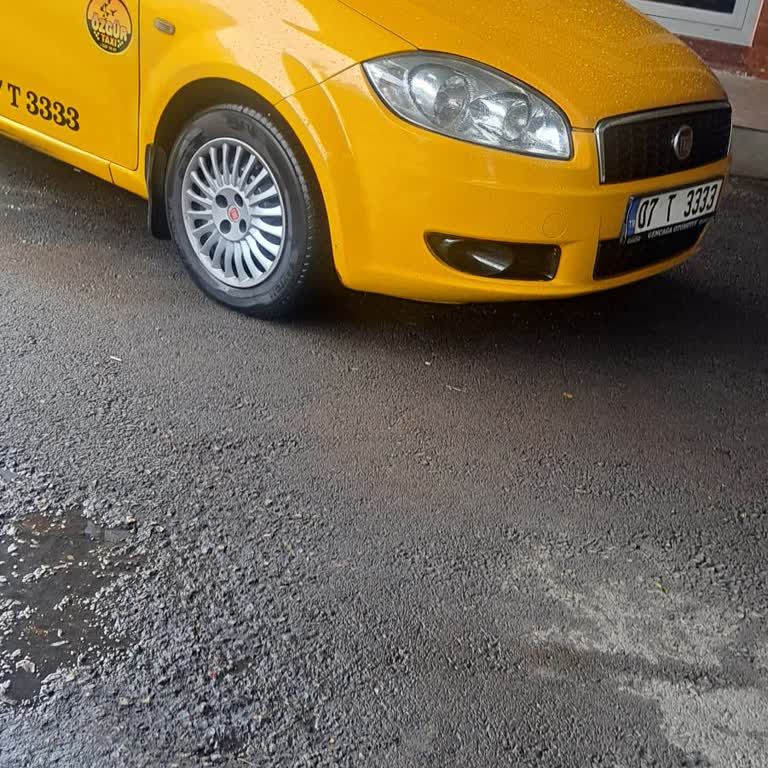 Yağmurlu Havada İki Taksi Şoförünün Yolcu Almayı Reddetmesi Ve Kaba Davranışları