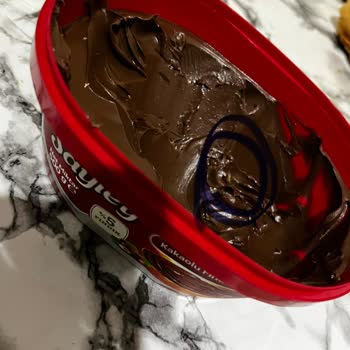 Aldığım Çikolatanın İçinden Kurt Çıkması Nedeniyle Hijyen Ve Güven Sorunu