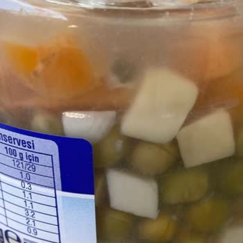 Tarihi Geçmiş Ve Bozuk Konserve Garnitür Yüzünden Zehirlenme Şüphesi