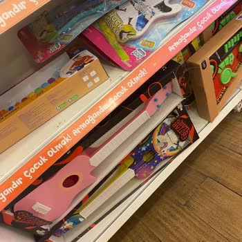 Aldığım Oyuncak Gitarın Telleri İlk Günden Koptu, Mağaza Ve Merkez İlgisiz Kaldı